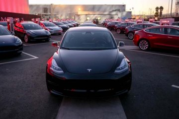Tesla Model 3'ü erteledi