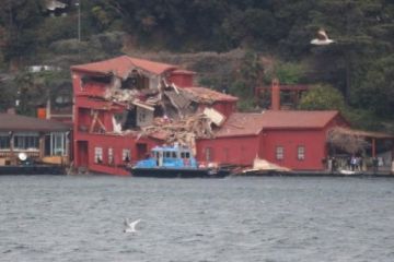İstanbul Boğazı'nda 225 metrelik gemi Hekimbaşı Salih Efendi Yalısı'na çarptı