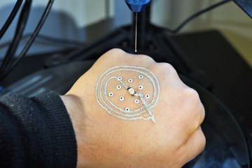 Deri üzerine elektronik cihaz basabilen 3D yazıcı