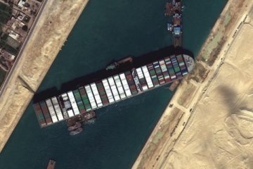 Süveyş Kanalı'nda gemi trafiği açıldı