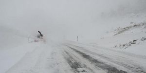 Antalya'da kar yol kapattı