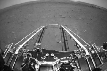 Çin, Mars'a indirdiği uzay aracından ilk fotoğrafları paylaştı