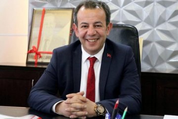 Bolu Belediye Başkanı belediye meclisinde AKP'lilere çay fırlattı