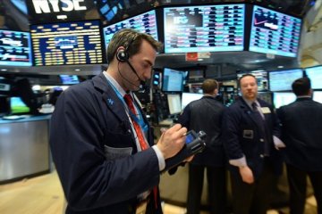 S&P 500 düşüşle, Nasdaq yükselişle yeni haftaya başladı