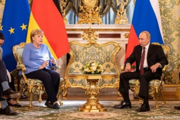 Merkel Putin'le görüşürken telefonunu açık unuttu