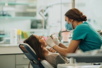Aşı karşıtı diş hekimine 5 ay meslekten men