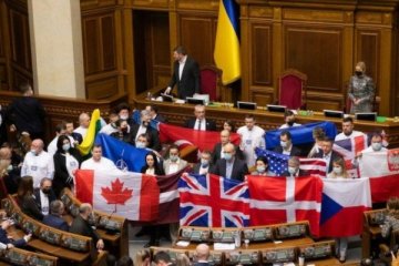 Ukrayna parlamentosunda Türk bayraklı eylem