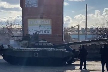 Ukraynalılar bedenlerini Rus tanklarını engellemek için kullanıyor