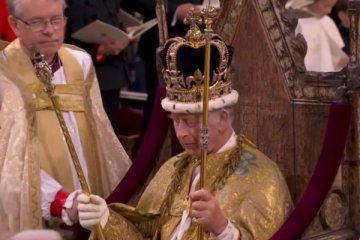 Dünyanın beklediği tören gerçekleşti, Kral Charles tacını giydi