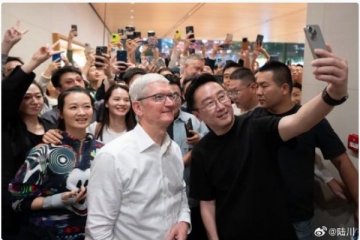 Apple'ın CEO'su soluğu Çin'de aldı