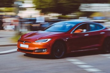 Tesla Çin'de ürettiği araçların fiyatlarında indirime gitti