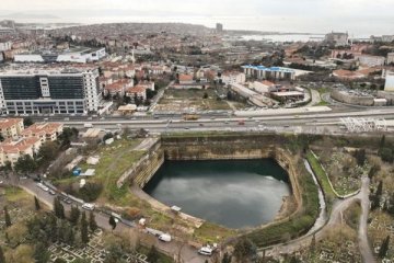 Apple İstanbul'da temeli suyla dolan inşaatı göl sandı