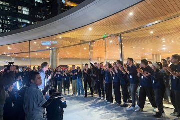 Apple'ın patronu Cook, düşen satışlara rağmen Çin'de yeni mağaza açtı