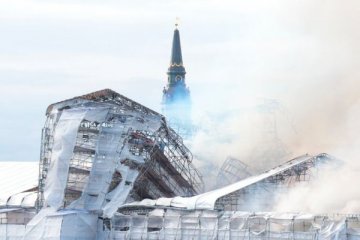 Tarihi borsa binası yangına teslim oldu, çöktü!