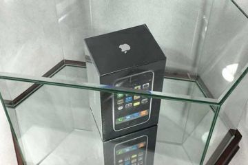Kutusu dahi açılmamış ilk iPhone rekor fiyatla satışta
