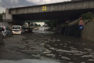 Temmuz ortasında İstanbul karardı, birçok yeri sel bastı!