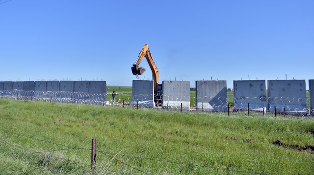 Sınırdaki dev beton duvarda sona gelindi 3 1527363_ba52c500b121efdde6a8033753e34730_640x640.jpg