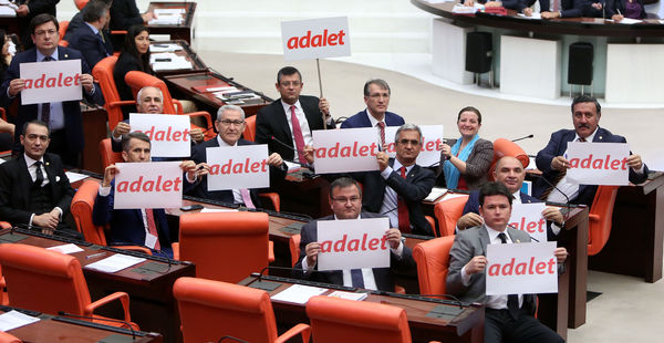 Meclis'te 'Adalet Yürüyüşü' gerginliği 4 chp2.jpg