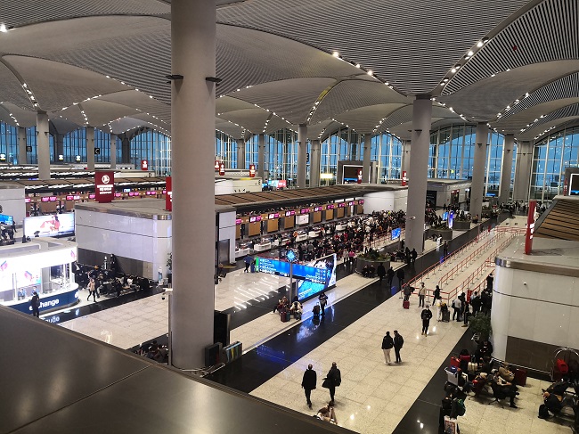 Yüzlerce yolcu İstanbul Havalimanı’nda mahsur kaldı 3 i.jpg