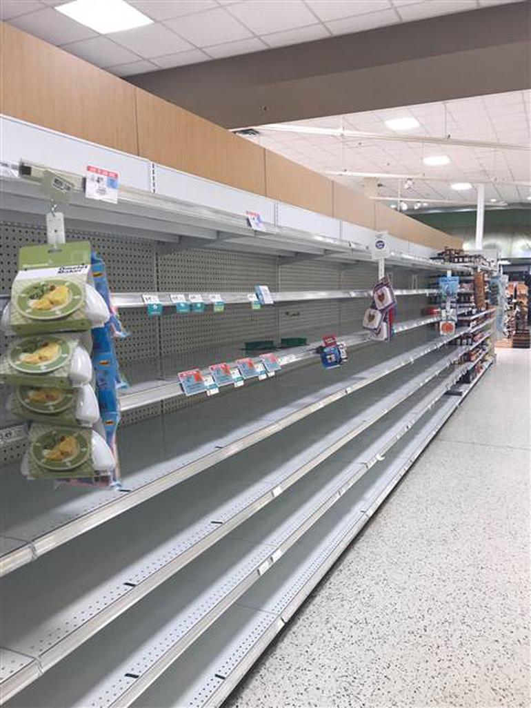 Kasırga yaklaşırken marketlerde raflar boşaldı 4 i3-001.jpg