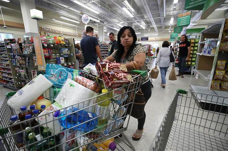 Kasırga yaklaşırken marketlerde raflar boşaldı 5 i4-001.jpg
