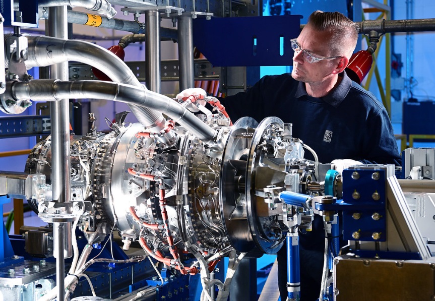 Rolls-Royce, yeni geliştirdiği küçük gaz türbini ile hibrit-elektrikli uçuşlara güç sağlayacak. Gaz türbini, ultra düşük emisyonlar üreten yeni yanma teknolojisi kullanılarak tasarlandı.