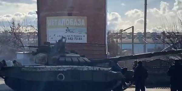 Ukraynalılar Rus tanklarının önünde duruyor